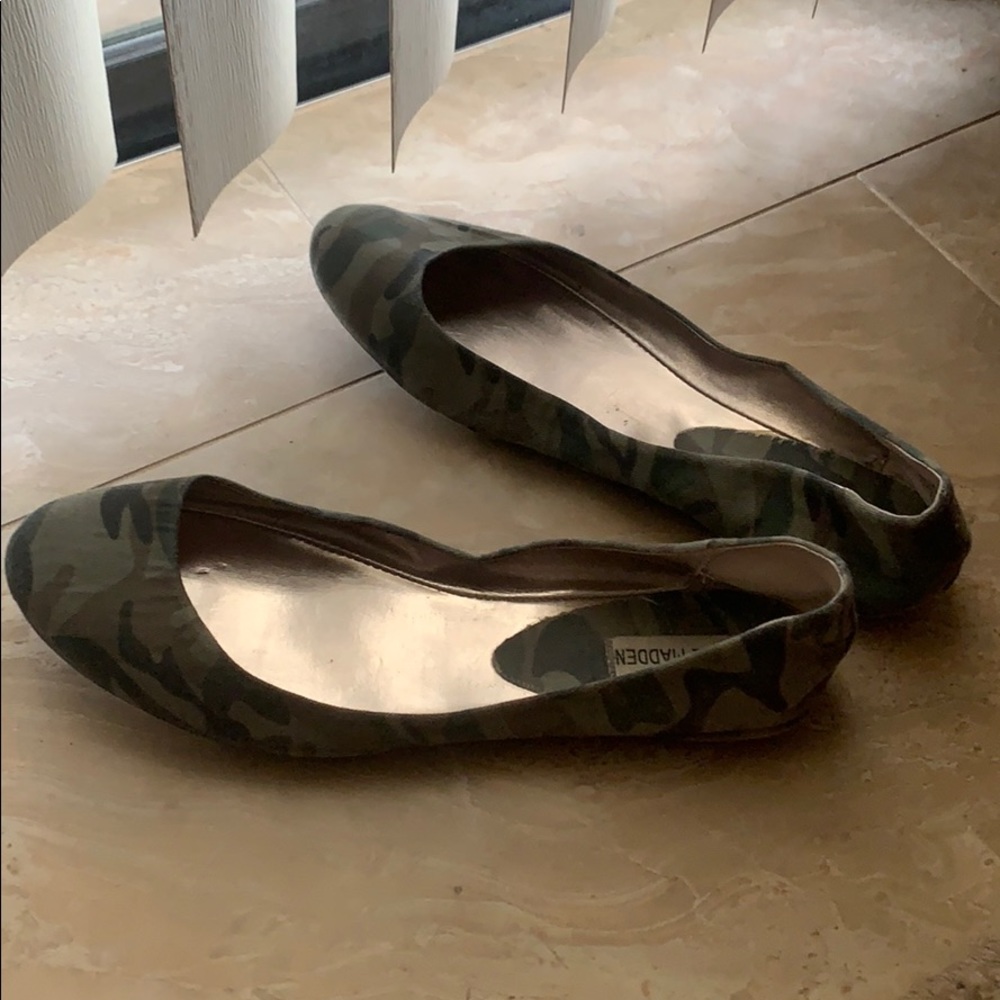 Steve Madden camo flats